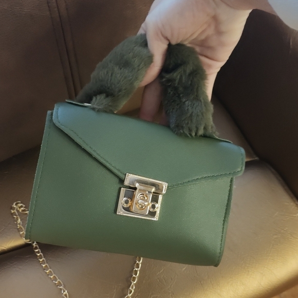 Elegant Green Handbag with Chain Strap - Picture 2 of 3